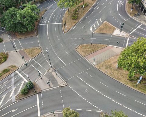 Komplexe Straßenkreuzung mit Verkehrssicherheitsmaßnahmen, Fokus auf Sicherheit für alle Verkehrsteilnehmer.