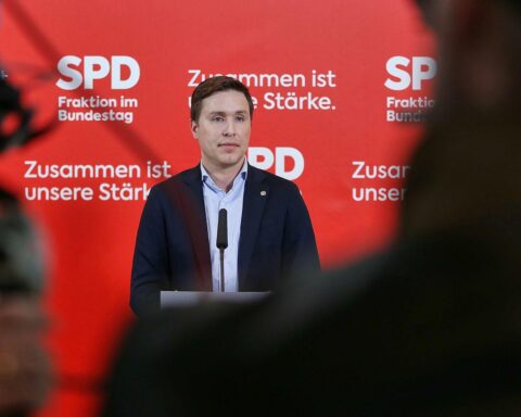 Politiker von CDU und SPD fordern Einheit zur Bewältigung wirtschaftlicher Herausforderungen.