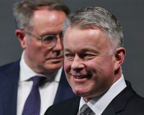 Zwei Politiker unterzeichnen Koalitionsvertrag im Mainzer Staatstheater für Rheinland-Pfalz.