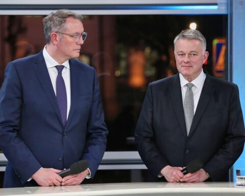 Alexander Schweitzer und Gordon Schnieder präsentieren ihren Koalitionsvertrag nach der Landtagswahl.