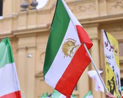 Protestierende Menschen mit Transparente gegen Iran, um Bedenken bezüglich Anschlagsplänen ausgedrückt.