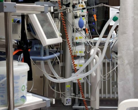 Krankenhaus mit wartenden Patienten, Symbol für Gesundheitsversorgung und politische Diskussionen um Bürgergeld.
