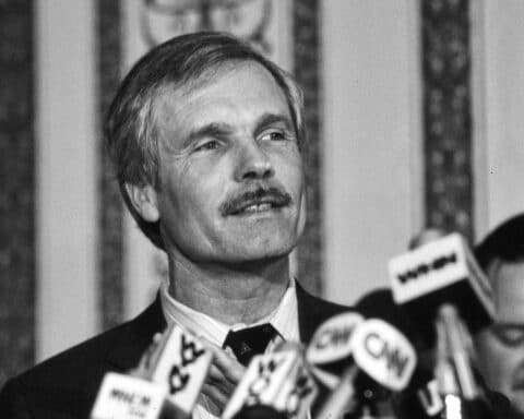 Porträt von Ted Turner, CNN-Gründer, im Gedenken an sein Lebenswerk und Vermächtnis.