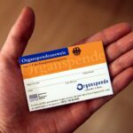 Organspendeausweis auf einem Tisch, Symbol für individuelle Entscheidungen und Aufklärung in der Organspende.