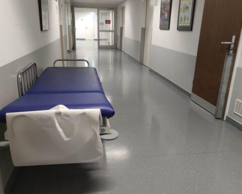 Krankenhaus mit Ärzten, symbolisiert Gesundheitsreform, Einsparungen und Qualität in der medizinischen Versorgung.