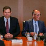 Politiker im Gespräch zur Entlastung der Bürger bei Sozialbeiträgen und Energiepreisen.