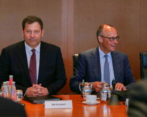 Politiker im Gespräch zur Entlastung der Bürger bei Sozialbeiträgen und Energiepreisen.