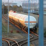 Verladebahnhof mit Containern, Transportwegen und Rohstoffen – symbolisiert aktuelle Versorgungsengpässe in der Industrie.