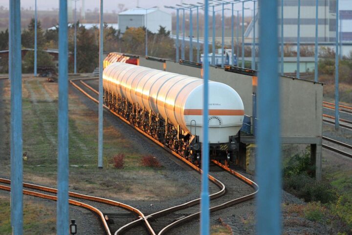 Verladebahnhof mit Containern, Transportwegen und Rohstoffen – symbolisiert aktuelle Versorgungsengpässe in der Industrie.