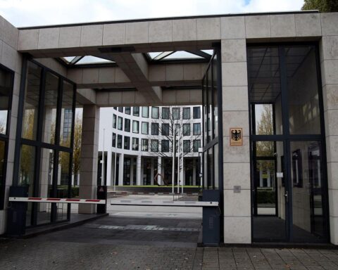 Eheleute werden wegen Geheimdiensttätigkeit für China festgenommen; Durchsuchungen in mehreren Städten erfolgen.