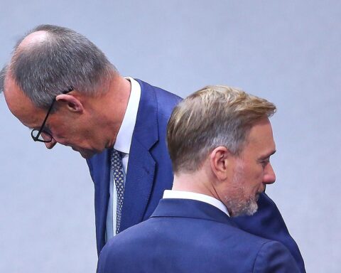 Friedrich Merz und Christian Lindner diskutieren über politische Herausforderungen und Koalitionen in Berlin.