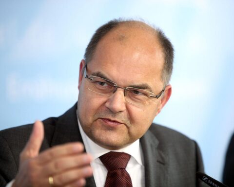 Christian Schmidt diskutiert diplomatische Herausforderungen und Drohungen in Bosnien und Herzegowina.