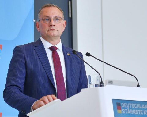 Tino Chrupalla kritisiert internationale Einmischung, betont AfD-Solidarität mit Rassemblement National.