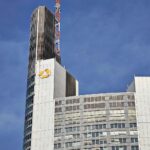 Frankfurter Commerzbank-Tower, Symbol für den Übernahmekampf und wirtschaftliche Stabilität.
