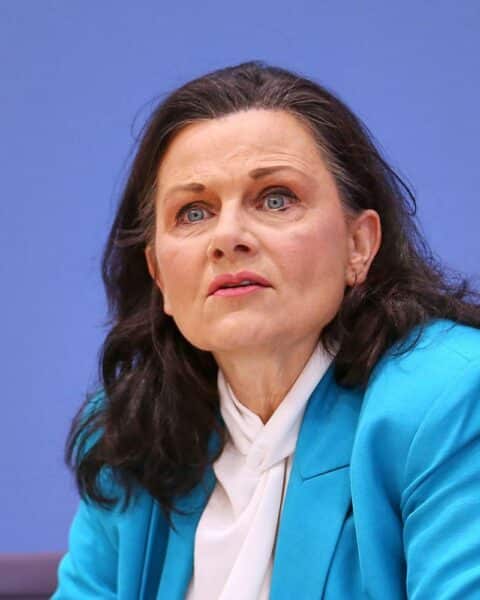 CDU-Politikerin Connemann kritisiert Kirchen zur Organspende, fordert Widerspruchslösung und Entscheidungsfreudigkeit.