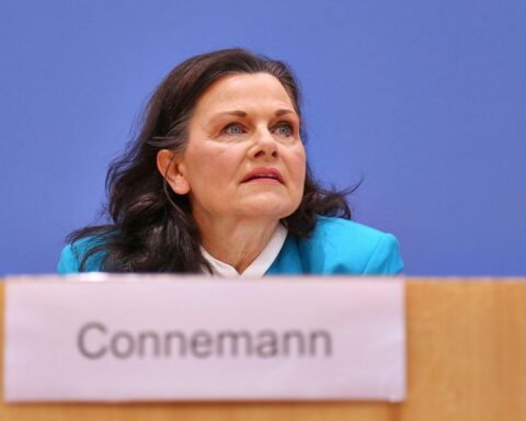 Gitta Connemann diskutiert Schwarzarbeit und hohe Sozialabgaben in Berlin. Politik und Wirtschaft im Fokus.