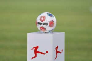 Energie Cottbus jubelt nach 1:0-Sieg über Regensburg und gleichem Aufstieg in die 2. Bundesliga.
