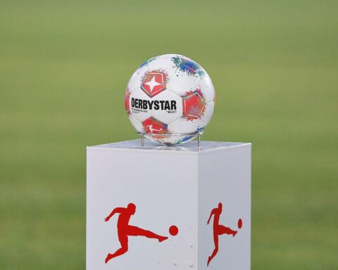 Energie Cottbus jubelt nach 1:0-Sieg über Regensburg und gleichem Aufstieg in die 2. Bundesliga.