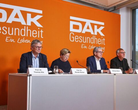 DAK-Chef fordert Reform, um Pflegeversicherung und Heimbewohner vor finanziellen Belastungen zu schützen.