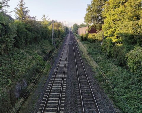 Bahnstrecke mit Zügen, um Wettbewerb und rechtliche Unsicherheiten im deutschen Fernverkehr darzustellen.