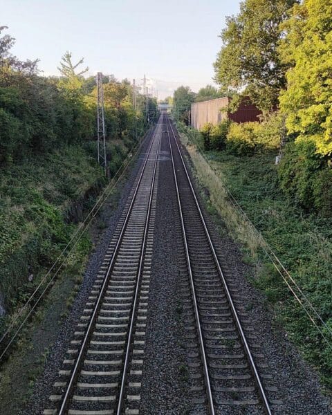 Bahnstrecke mit Zügen, um Wettbewerb und rechtliche Unsicherheiten im deutschen Fernverkehr darzustellen.