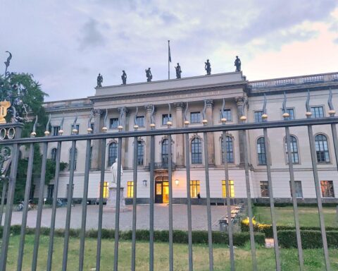 Forschende analysieren Gedächtnisprozesse, unterstützt durch VR-Technologie, an der Humboldt-Universität in Berlin.