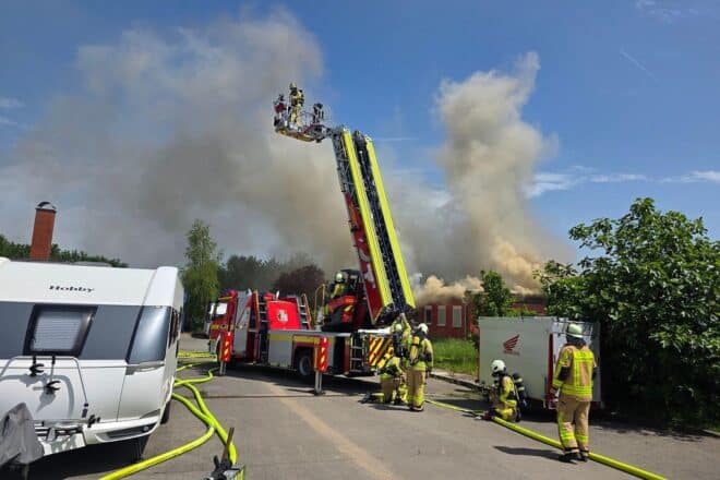 Dachstuhlbrand in Grevenbroich-Kapellen unter Kontrolle gebracht
