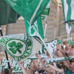Freuen sich über die neue sportliche Führung: Fans der Spielvereinigung Greuther Fürth im Stadion.