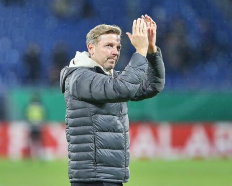 Florian Kohfeldt, zufrieden und engagiert, posiert für das SV Darmstadt 98.