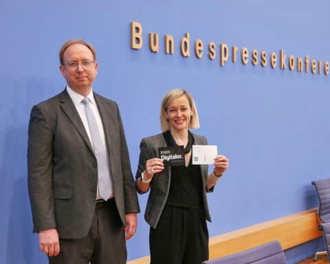 Louisa Specht-Riemenschneider diskutiert Herausforderungen der KI-Nutzung für Datenschutz in Berlin.
