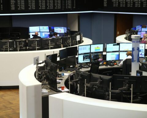 Frankfurter Börse mit steigenden Dax-Werten, Fokus auf Technologie und zyklische Branchen.