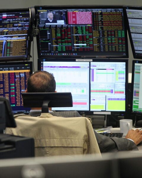 Frankfurter Börse mit aufsteigendem Dax, Anleger beobachten Marktentwicklungen und geopolitische Ereignisse.
