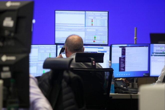 Dax startet im Minus – Bayer nach starken Quartalszahlen gefragt