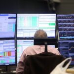 Dax-Index, Börsengebäude in Frankfurt, Aktienhandel, wirtschaftliche Unsicherheiten und Ölpreise im Fokus.