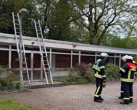 Rauch aus einer Sporthalle, Feuerwehr im Einsatz, defekte Heizungsanlage als Ursache.