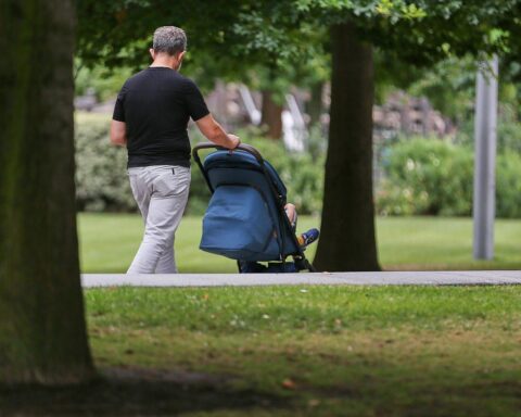 Vater mit Kind, symbolisiert spätere Vaterschaft und gestiegene Altersdurchschnittswerte in Deutschland.