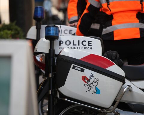 Polizei-Teams aus Luxemburg und Deutschland unterzeichnen Kooperationsvereinbarung für grenzüberschreitende Sicherheit.