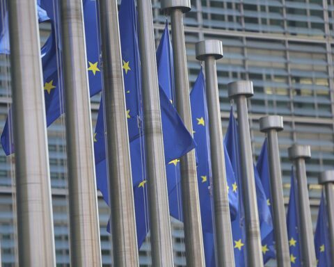 EU-Fahnen im Vordergrund, symbolisieren Deutschlands vorübergehende Entlastung von Defizitverfahren.