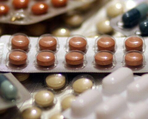 Tabletten in einem Blisterpack, symbolisch für pharmazeutische Zusammenarbeit zwischen Deutschland und Frankreich.