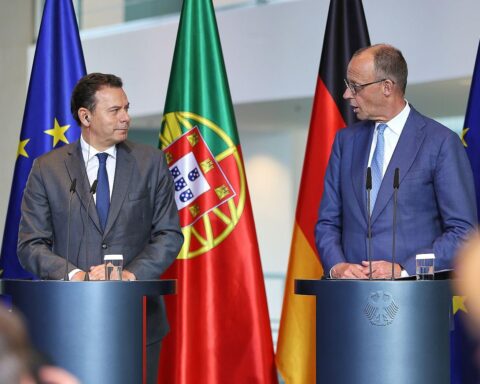 Friedrich Merz und Luís Montenegro bei Pressekonferenz zur wirtschaftlichen Zusammenarbeit zwischen Deutschland und Portugal.