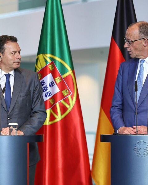Friedrich Merz und Luís Montenegro bei Pressekonferenz zur wirtschaftlichen Zusammenarbeit zwischen Deutschland und Portugal.