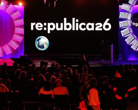 Besucher der Digitalmesse Re:publica 2026 in Berlin, Austausch über Netzkultur und Netzpolitik.