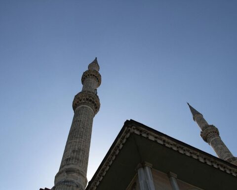 Moschee mit Imamen im Ausbildungsprogramm, Fokus auf Weiterbildung und Finanzierung.