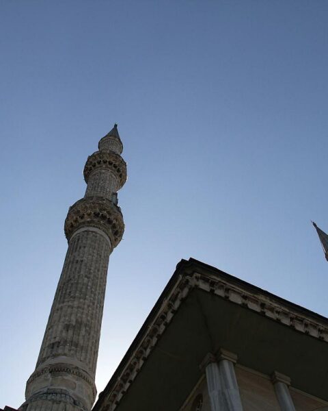 Moschee mit Imamen im Ausbildungsprogramm, Fokus auf Weiterbildung und Finanzierung.