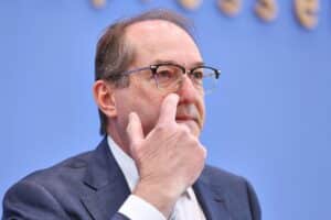 Alexander Dobrindt im Interview, kritisiert Spekulationen zur AfD-Machtübernahme nach Landtagswahlen.