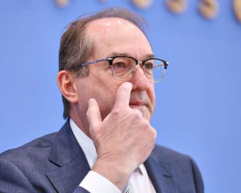 Alexander Dobrindt im Interview, kritisiert Spekulationen zur AfD-Machtübernahme nach Landtagswahlen.