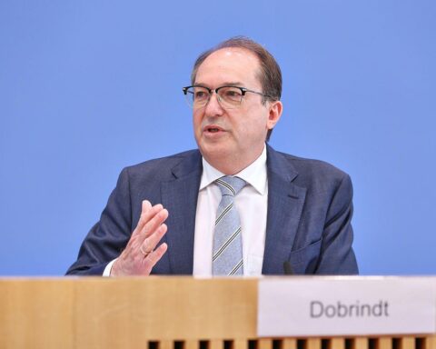 Bundesinnenminister Dobrindt warnt vor Antisemitismus und propagiert verstärkten Kampf gegen Linksextremismus.