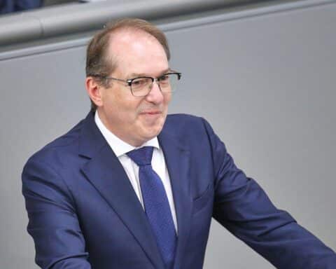 Alexander Dobrindt spricht über Abschiebungen und Rückkehrzentren zur Migration in Deutschland.