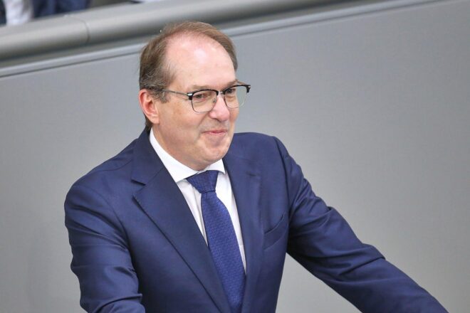 Dobrindt will Abschiebungen von Straftätern beschleunigen