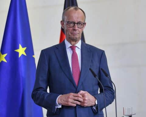 Friedrich Merz überreicht Karlspreis an Mario Draghi im Aachener Rathauses. Elegante Zeremonie.
